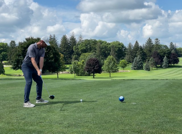 Amateur Trent Lindenman teeing off, currently at T6.