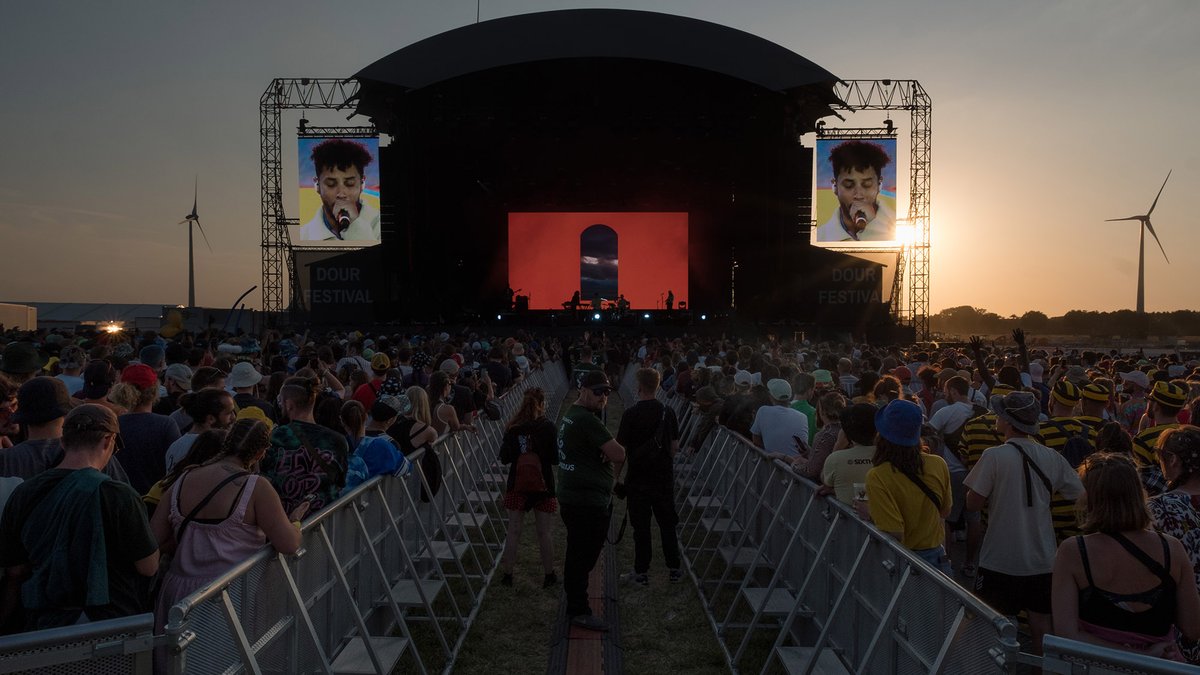 CollectifDr's tweet photo. @RaphaelleTrecco Jour 3 Festival de Dour #dour2022 #disiz #lastarena . 2/8. La Last Arena pendant le concert de Disiz. Photo de Céline Brégand https://t.co/Da9ZoToQiO
