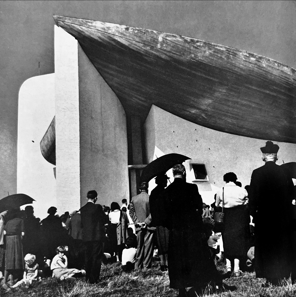 elTaller_arqui's tweet photo. #DomingoDeParroquia
 
Ronchamp // Notre Dame du Haut
Le Corbusier
1950-1954

Fuente:

LE CORBUSIER
Ronchamp
ZÜRICH VERLAG GIRSBERGER, ZURICH, 1957, 1ª ed,
p.16,21,22,23

#Arquitectura https://t.co/HUWMjQDVdx