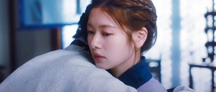 KateNgu14856962's tweet photo. #JungSoMin visual is incredible in #AlchemyOfSouls 😲. 
Poor Mudeok that the fake blind girl will harm her badly coz she’s crazy about Yul. Plus Park Jin of Songrim’ll start his stare on her… haizzz
#LeeJaeWook #Minhyun #YooInSoo #ShinSeungHo https://t.co/vy1VGUSu2p