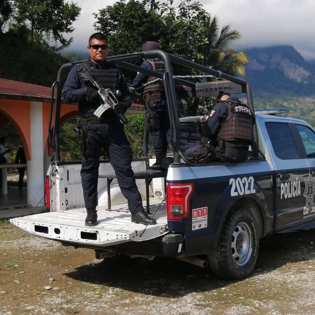 OaxacaPolitico's tweet photo. 🔴#Relevante | Enfrentamiento armado en San Miguel Soyaltepec deja un muerto

La Secretaría de Seguridad Pública de #Oaxaca confirmó el fallecimiento de Bernardino Sánchez Pacheco, elemento de la @Policia_GobOax; otro efectivo más está hospitalizado. https://t.co/3saq2iX90J