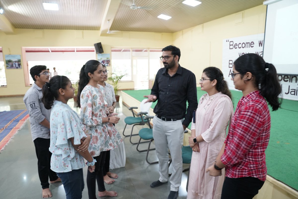 anubhutischool's tweet photo. Absolutely captivating and unparalleled session by Shri. Abhijit Raut, DM - Jalgaon &amp; Dr. Anuradha Raut, Dental Surgeon, GMC, Jalgaon.

Session not only inspired students to work hard n excel in life but also lead to abundance of knowledge blended with values n virtues of life. https://t.co/4VGuOKOKAT