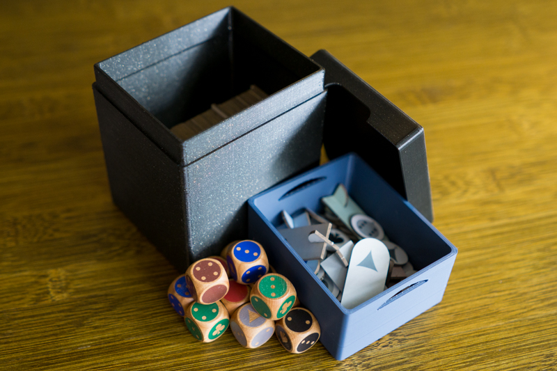 Store your Singularity #Piecepack in style by keeping it in the double-deck Singularity Box! The custom designed insert tray helps to keep everything organized.

STL files for the box and insert are available to all Singularity Games patrons.
singularity.games/singularity-pi…