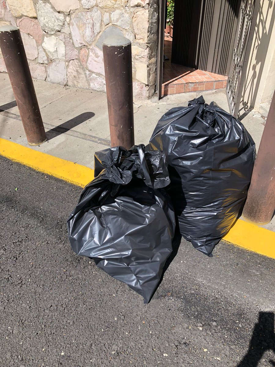 MGabrielPastor's tweet photo. Solicitamos el apoyo de @AmbientePuebla para retirar está basura que quedó dispersa en la esquina de 3 sur y 39 pte. Cómo. GABRIEL PASTOR 1a secc. Frente al #301
@CICPue 
Ya que hasta el martes vendrá el camión recolector.
@PueblaAyto https://t.co/qX7Ih6JMVs
