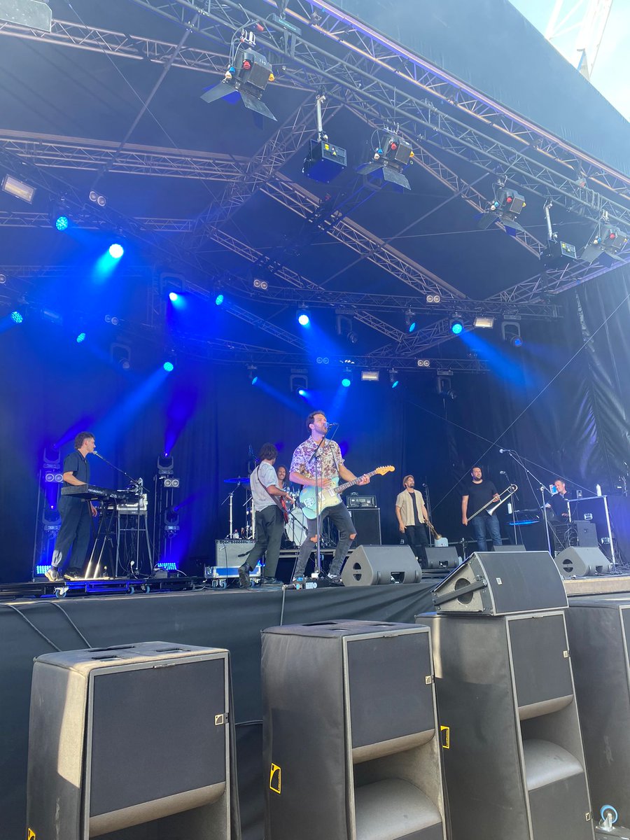 De schepen zijn de haven uit, maar wij gaan nog even door.🤩Vanavond op de Harbour Stage Caravãna Sun en de avond wordt afgesloten door DJ Two Below Zero. 
Op het Beach Eiland komt Rapha Pico &amp; The Noble Chanters en DJ Swoolish. 
Een goede afsluiting van een fantastisch weekend!