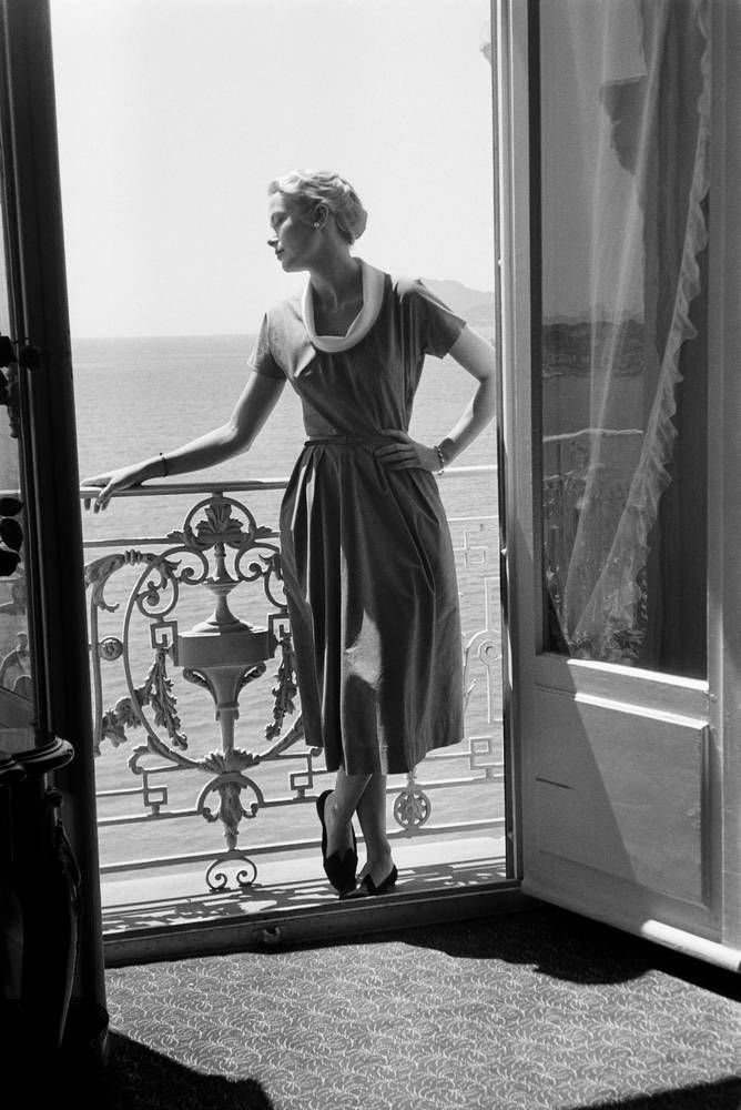grace kelly posing for the french magazine ‘paris match’ in 1955