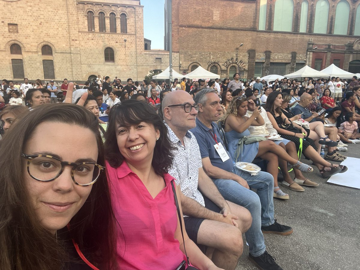 Barea_Julia's tweet photo. 🇵🇭“El Futuro es de los jóvenes” con este lema hay querido celebrar la Comunidad Filipina la Fiesta Mayor del Raval. Gracias Tita Macrina i Tita Bella por dejarnos formar parte de este día y por “adoptarnos” como si fuéramos de vuestra familia #FMRaval #CiutatVella https://t.co/CvvEBok9jw