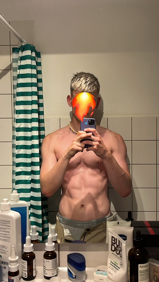 blondtwunk_'s tweet photo. I went for a tan, can you see? https://t.co/YXzghfvZpW