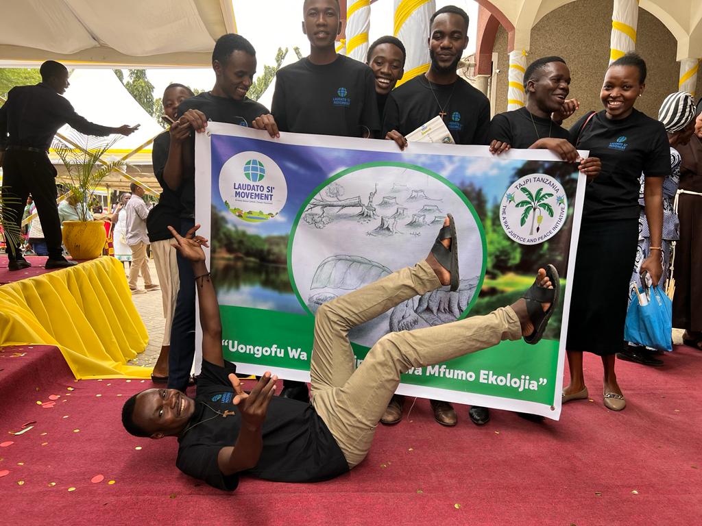 SimbertTushabe's tweet photo. Happness is not something that you postpone for the future. @SimbertTushabe @amina_hafidh @OttaroA @RTzanzibar @LaudatoSiMvmt https://t.co/FLLBrCIqRY