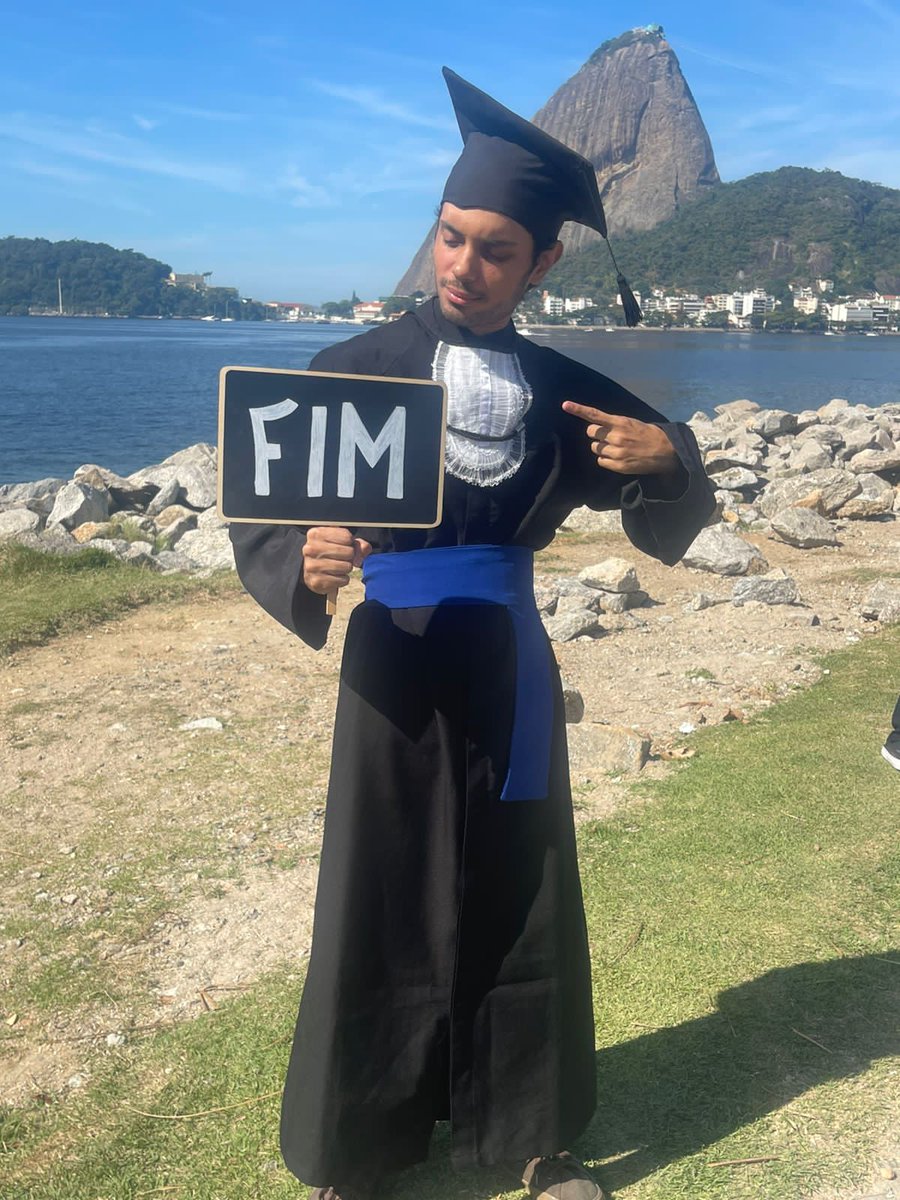 Limamarcoo's tweet photo. ✅🎓😌
#jornalismo #unicarioca #aterrodoflamengo https://t.co/R6kZEIcZZw