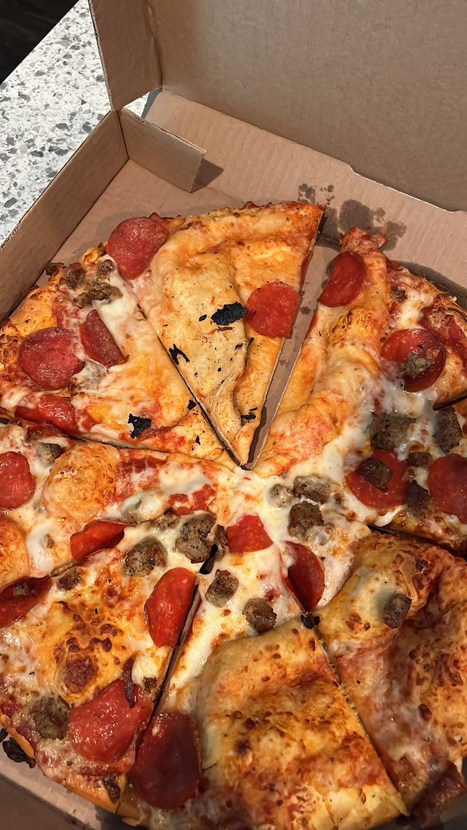 Smulvey3's tweet photo. What is happening here @dominos https://t.co/cXpGKf4QFR
