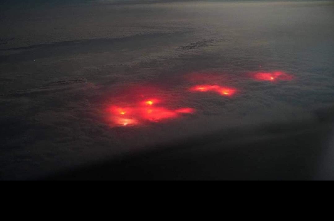 EarthquakeChil1's tweet photo. Aviso ⚠️ Un Vuelo comercial del Pacífico Norte a 39.000 pies de altura, latitud 50N/167E sin masa terrestre cercana.
Parece ser una ¿Erupción volcánica submarina?
El piloto informa que está en esa ruta a menudo y que no ha visto tal imagen antes. https://t.co/WbkQh8idgL