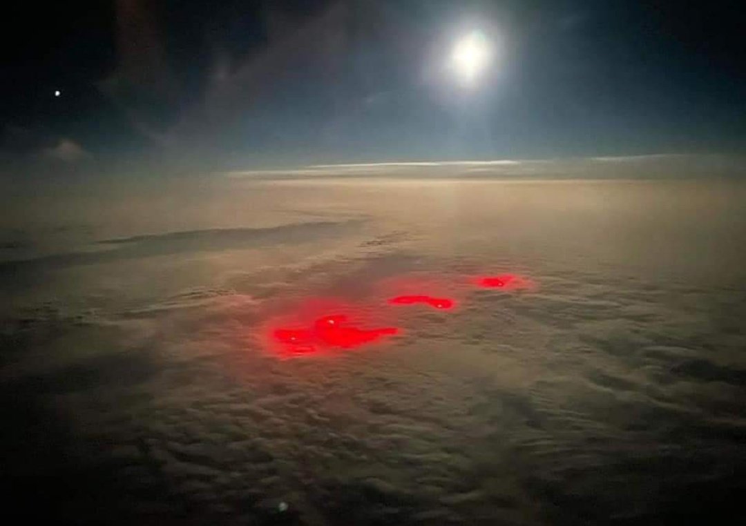EarthquakeChil1's tweet photo. Aviso ⚠️ Un Vuelo comercial del Pacífico Norte a 39.000 pies de altura, latitud 50N/167E sin masa terrestre cercana.
Parece ser una ¿Erupción volcánica submarina?
El piloto informa que está en esa ruta a menudo y que no ha visto tal imagen antes. https://t.co/WbkQh8idgL