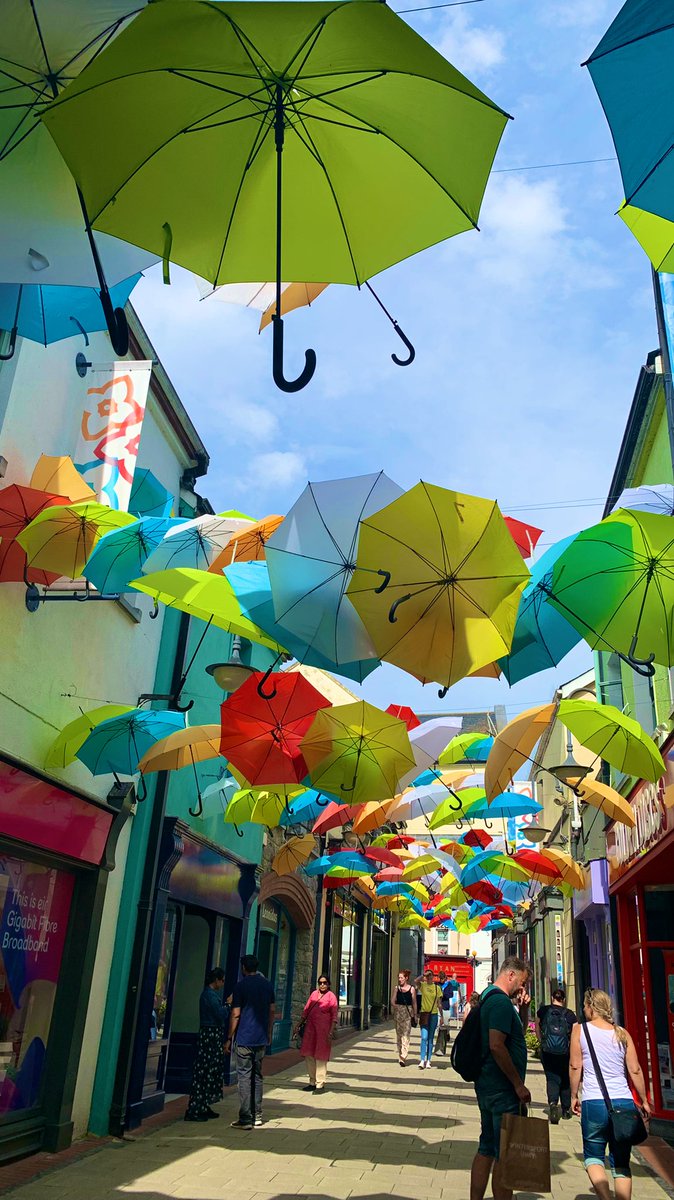 Ticketybooo's tweet photo. No umbrellas required today. Need aircon it’s hot 🥵 🥵☀️☀️🏜🌤 and 🍺🍹🧋🧊🍺 #hottestdayoftheyear #bakinghot #tropical #ireland 😁😎🌴🏖🏝#umbrella ☂️⛱ #Kilkenny @deric_tv @WeatherCee @barrabest @linzilima @geoff_maskell @Louise_utv @WeatherAisling https://t.co/N8Npa6iX4l
