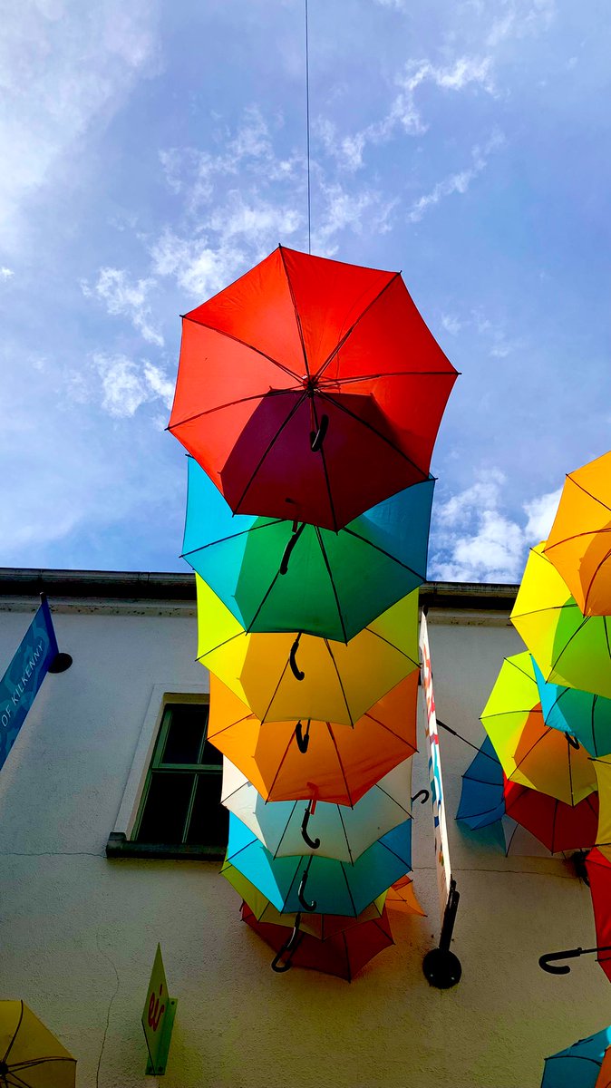 Ticketybooo's tweet photo. No umbrellas required today. Need aircon it’s hot 🥵 🥵☀️☀️🏜🌤 and 🍺🍹🧋🧊🍺 #hottestdayoftheyear #bakinghot #tropical #ireland 😁😎🌴🏖🏝#umbrella ☂️⛱ #Kilkenny @deric_tv @WeatherCee @barrabest @linzilima @geoff_maskell @Louise_utv @WeatherAisling https://t.co/N8Npa6iX4l