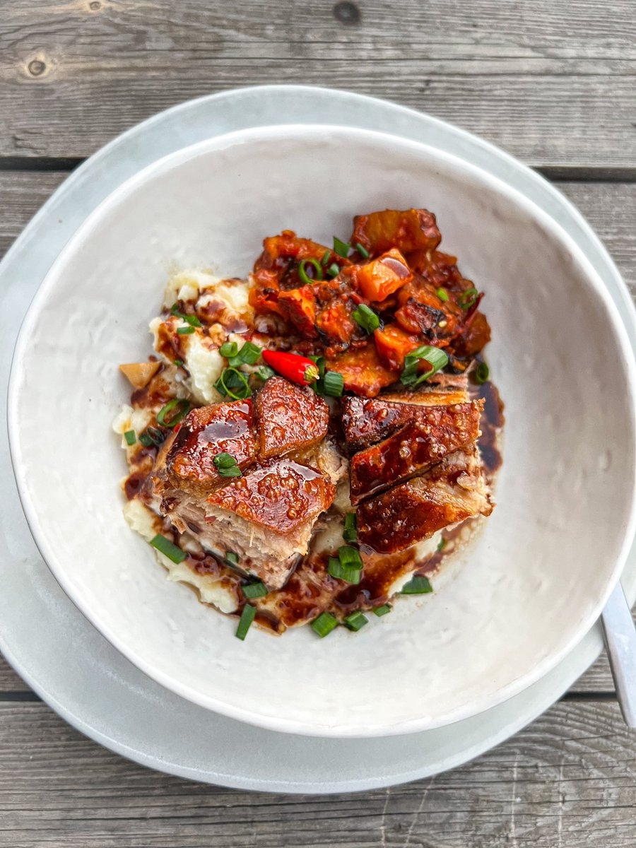 Chef_Kelly__'s tweet photo. Crispy Pork belly, parmesan mash served with a vegetable bake.
#ChefSundays
#ChefKelly https://t.co/cz4xbOX5iF
