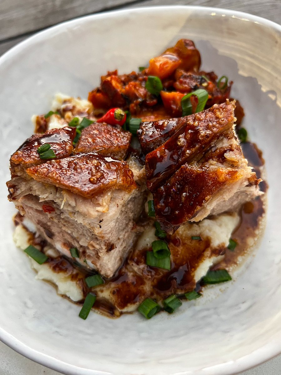 Chef_Kelly__'s tweet photo. Crispy Pork belly, parmesan mash served with a vegetable bake.
#ChefSundays
#ChefKelly https://t.co/cz4xbOX5iF