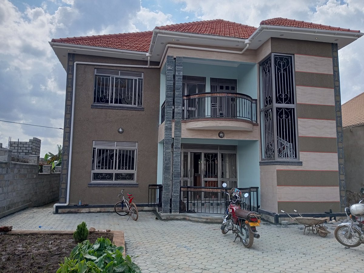 shukranproperty's tweet image. Flat House 🏠For Sale!!!
5bedrooms 4bathrooms , open kitchen,located in  Kitende, Entebbe Road at #680M with ample parking space and Seated on 13decimals, located in the well organized neighborhood, Ready approved land tittle,..
For inspection call 0706592177