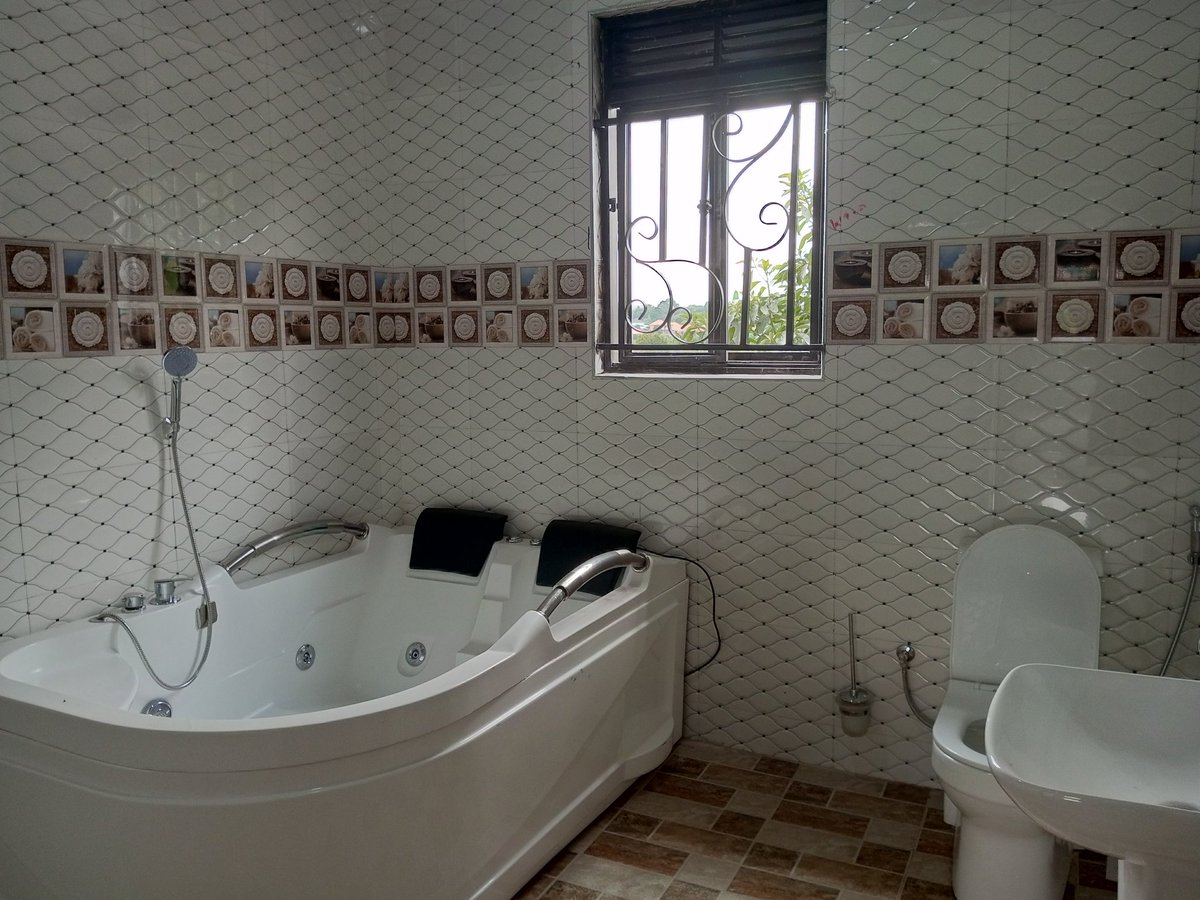 shukranproperty's tweet image. Flat House 🏠For Sale!!!
5bedrooms 4bathrooms , open kitchen,located in  Kitende, Entebbe Road at #680M with ample parking space and Seated on 13decimals, located in the well organized neighborhood, Ready approved land tittle,..
For inspection call 0706592177