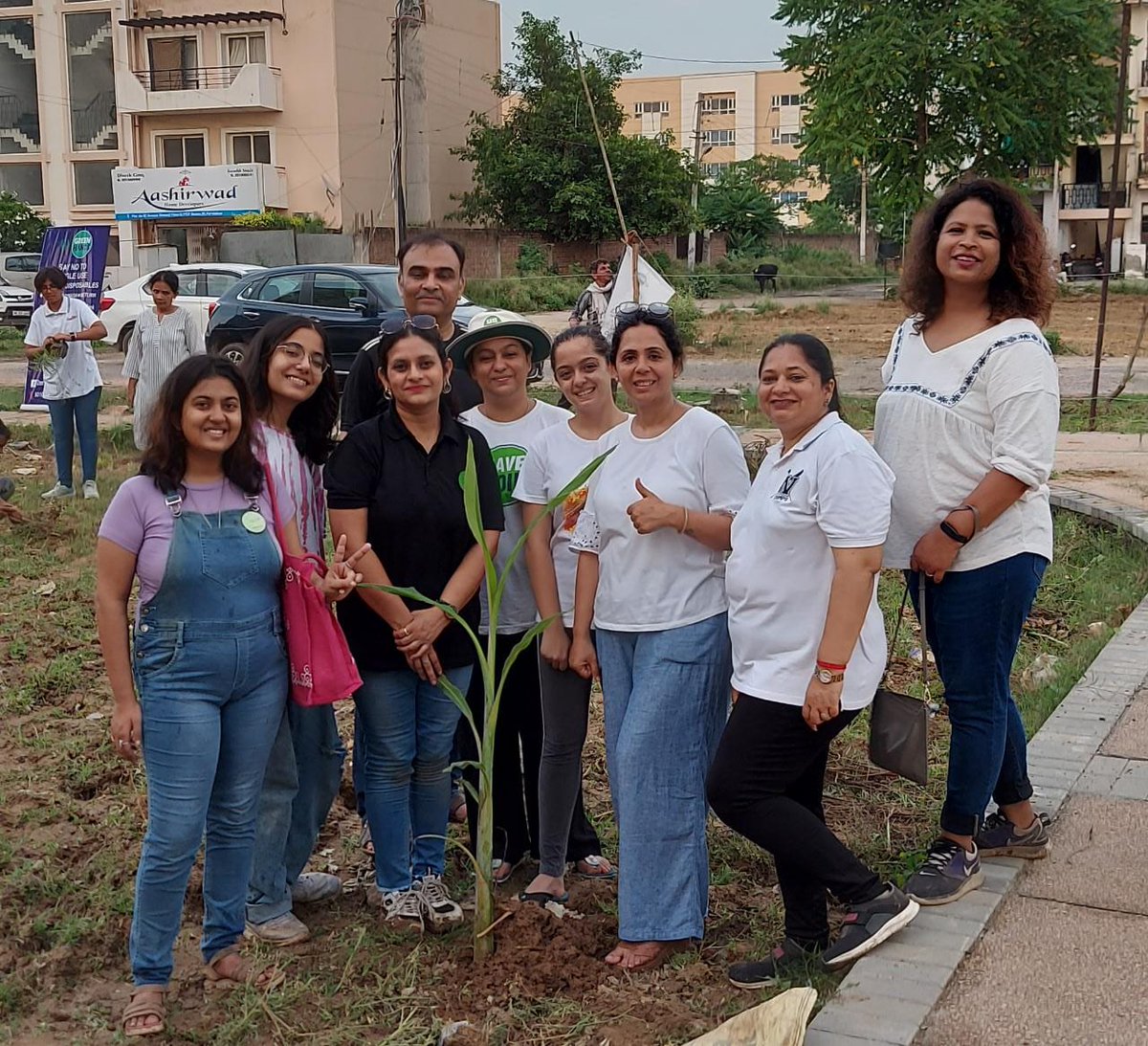 HasnaaNGO's tweet photo. Pilkhan, Neem, Giloy, Har-singar, Jamun, Moringa/sehjan, Berrie plantation drive in Summer Internship Program - Soul Beats for Rural India at Faridabad Today by Hasnaa Foundation team. https://t.co/jiZWAhLmcW