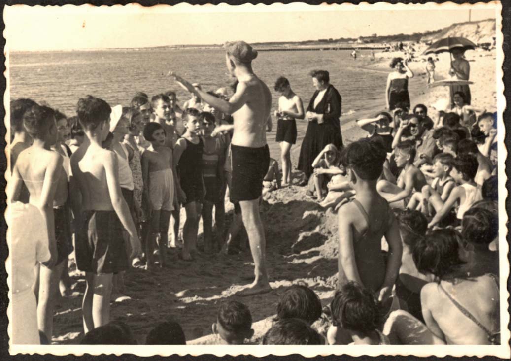 صور ترصد لحظات من السعادة لتلاميذ ومعلمي مدرسة يهودية في ألمانيا في يوم على الشاطئ في صيف عام 1936، قبل…