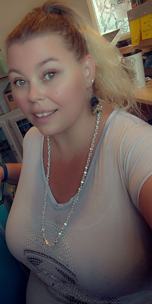 AngelMoite's tweet photo. Its a lazy t-shirt and leggings kind of day🤪how's your Sunday coming along? https://t.co/YrernKT1Cl
