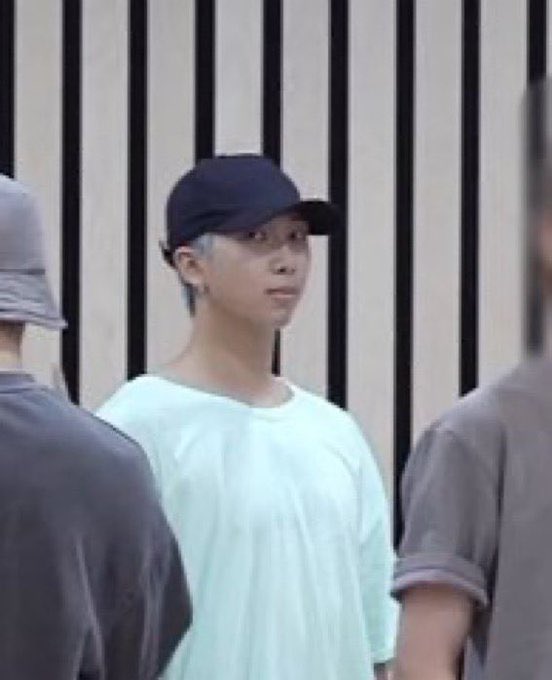 dontbmessybesti's tweet image. People be looking at me like I’m absolutely ridiculous for wearing mine. Like I’m sorry I don’t wanna get sick ?? And even if not for covid I’d still wear it. I do not need people breathing in my face and giving me their germs anyway