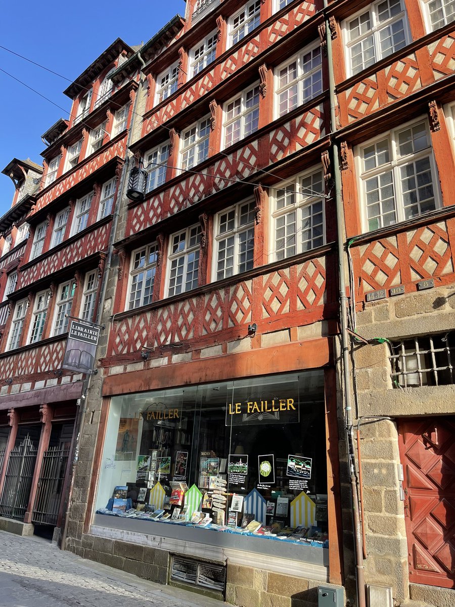MBlivet's tweet photo. ☀️ Souvenirs de vacances en #Bretagne dans la vitrine de la Librairie @lefailler #Rennes 

👍🏻 https://t.co/5wmDnCHJEJ https://t.co/R6FiWfrG1d