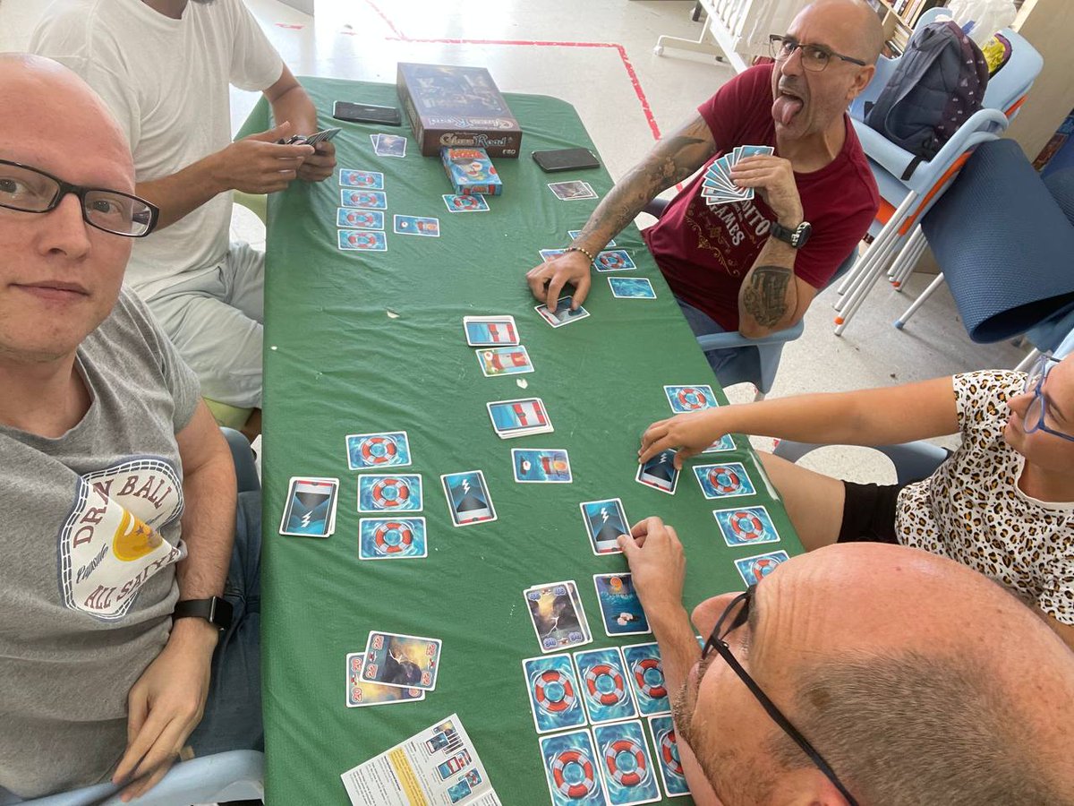 acmueveficha's tweet photo. Jugando al #MareaAlta publicado por @EdPrimigenio juega sabiamente las cartas de tiempo para mantener el nivel de la marea bajo y tus salvavidas a flote
#juegodemesa #juegosdemesa #games #boardgames #edicionesprimigenio https://t.co/0GhElSfrTT