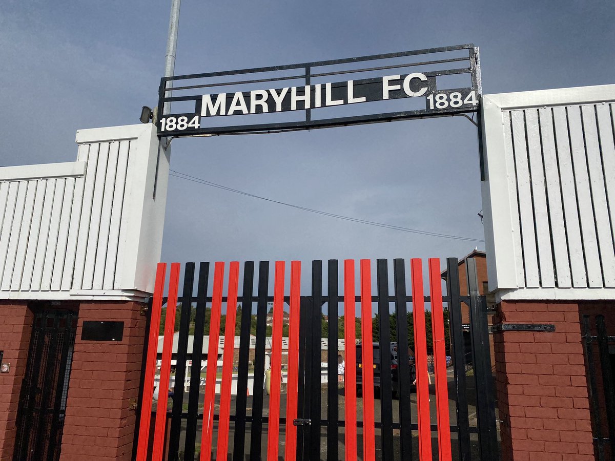1️⃣7️⃣ | 𝗟𝗼𝗰𝗵𝗯𝘂𝗿𝗻 𝗣𝗮𝗿𝗸 📍 We’re back on track, baby! We’re in “North Kelvinside” at the home of @Maryhill_FC. Looks like a cosy little ground. There seems to be some kind of party going on just now but I didn’t want to intrude!