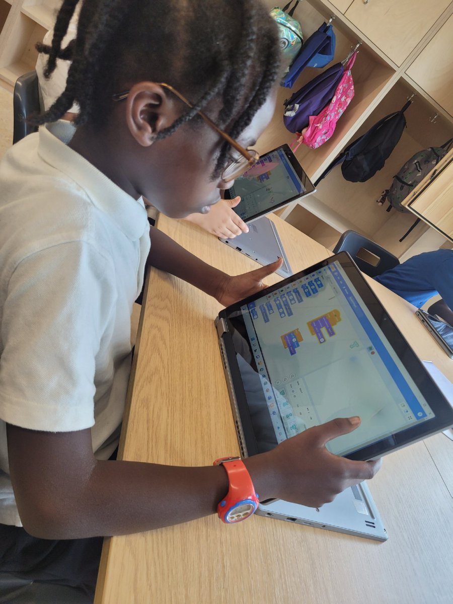 RPSComputing's tweet photo. Year 3/4 enjoyed their first computing lesson using our new #Dell 2 in 1 laptops. They were impressed with its versatility and are excited to use them again.#programming #animation https://t.co/TwSZEfQV2X
