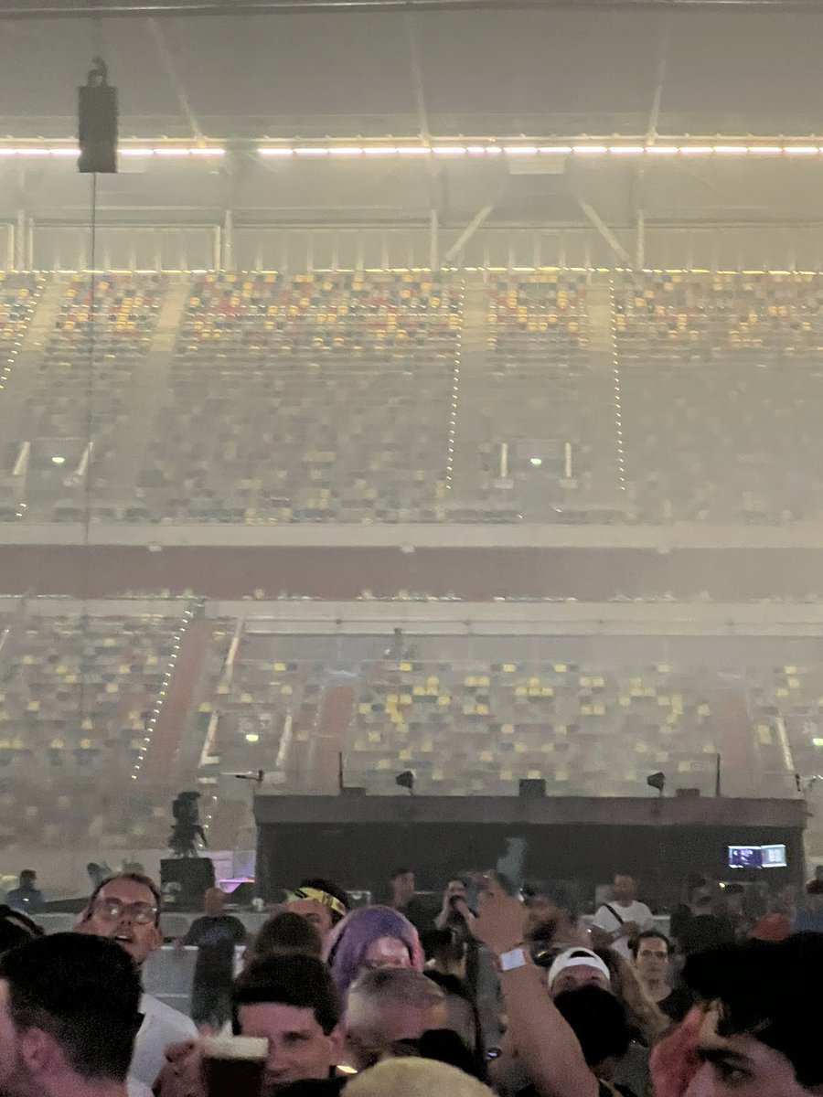 There is a second stage at the #ChromaticaBall! (📸 via @mxalxgdr)