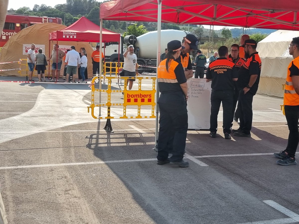 PC_Castellbell's tweet photo. ⚠️Desde tots els cossos d'emergència actuants, es demana que la gent NO es desplaci ni intenti acostar-se a veure el foc 🔥
#ProteccióCivil 
#IFPontdeVilomara
@avpcsvc @AVPCdeCardona
@AVPCSANTFRUITO1
#Castellbellielvilar @AjCastellbell
@emergenciescat https://t.co/GT9Vwjk09p
