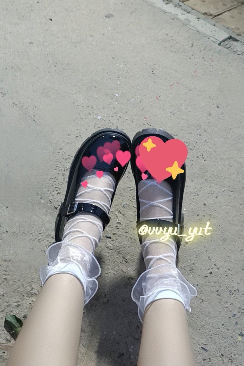 两个不开心的带头套小孩
和小姐妹难得合影留念一下（很喜欢我的戒指）
鞋子上有我的影子（这个鞋子磨jio）