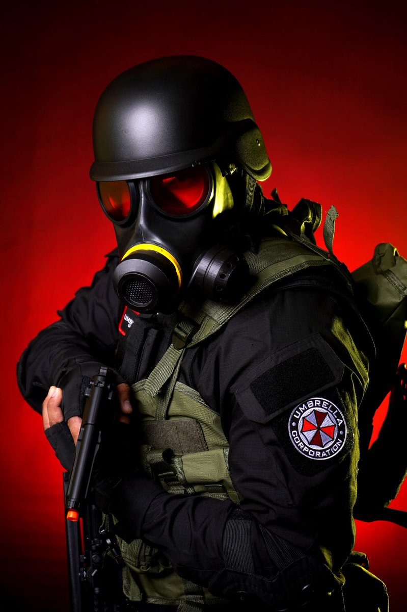 TrapLord_Vader's tweet photo. Professional pics I got done at #corpuschristicomiccon . I cosplayed as HUNK from #ResidentEvil . #ResidentEvilNetflix https://t.co/IYf3ZCeGyF