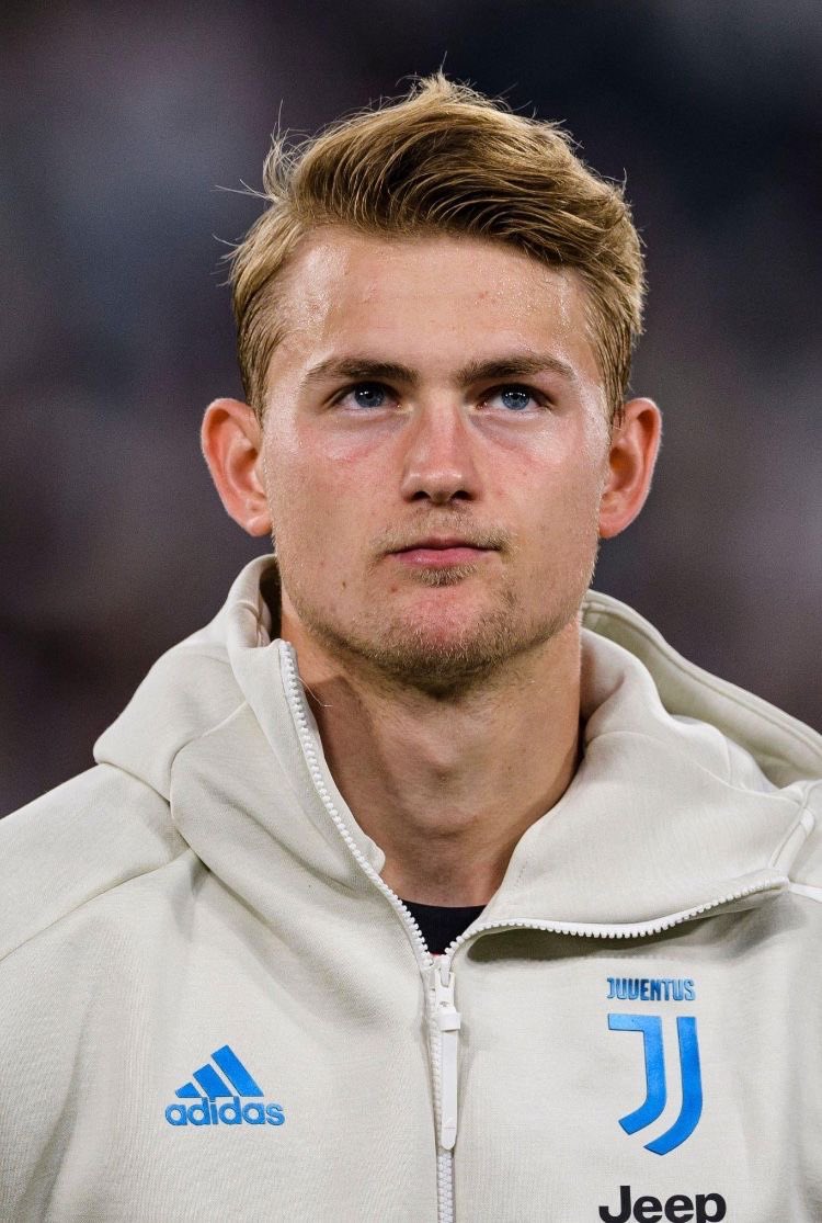 O Bayern está planejando sua próxima jogada por De Ligt no início da semana e está confiante na contratação do holandês. A Juventus está disposta a negociar mas não a desvalorizar o jogador. Matthijs continua treinando com a Juve com empenho e seriedade. [@GiovaAlbanese]