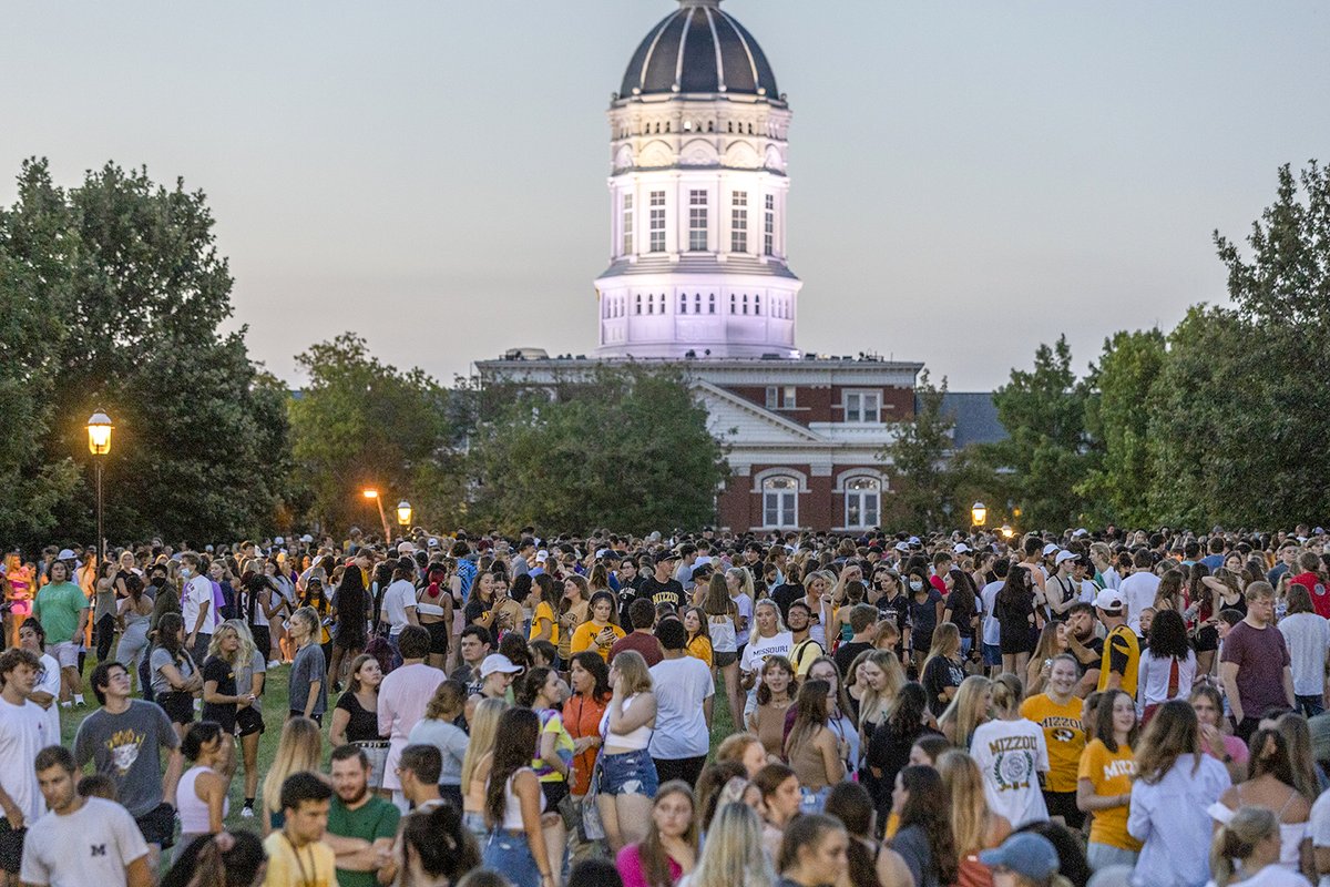 Mizzou's tweet photo. #Mizzou student move in officially begins ONE MONTH from today! We can't wait to welcome everyone back to CoMo 💛🖤

Welcome Week schedule ➡️ https://t.co/E8FQXvufiq https://t.co/X9r9smYnUD