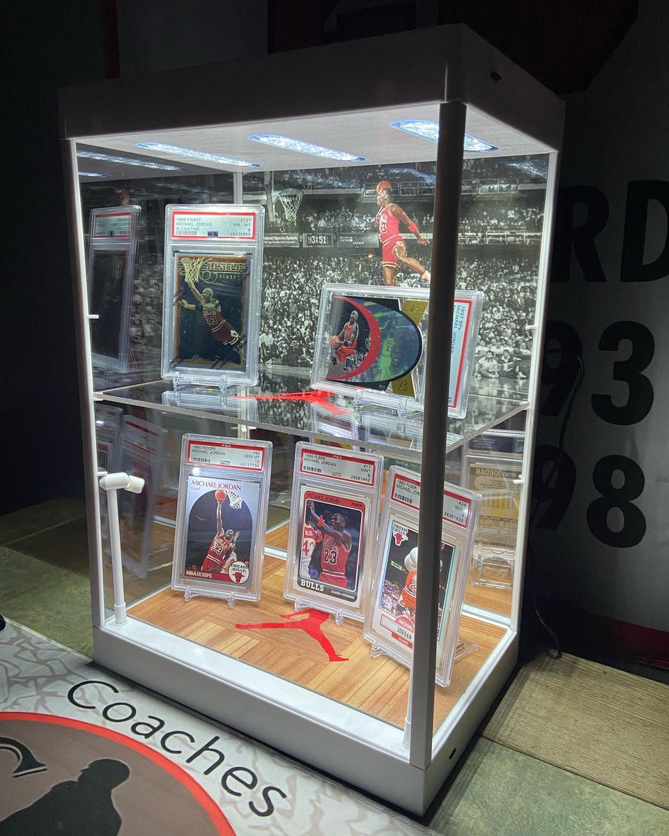 BReese01376963's tweet photo. New Michael Jordan custom display LED card cases. Man Cave or office ready! Great way to display your Jordan collectibles.

350$ shipped (US) 

Inside Dimensions: : 10.9 L x 6.9 W x 14.3 H

*Cards just for display not included

* Requires simple assembly/ instructions included https://t.co/rONnRCrfTE
