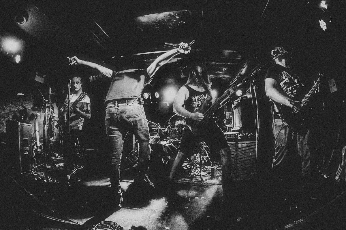 vices_capital's tweet photo. Beyond grateful to have played with @AttackAttackUS and beyond stoked to play with @VCTMSIL on 7/30 at @TheWCSocialClub 
📸: @dontshootskrlx https://t.co/uAjZc7AjEv