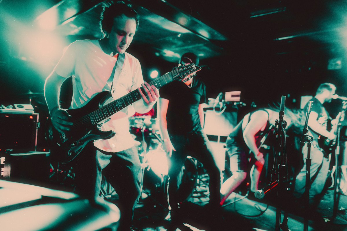 vices_capital's tweet photo. Beyond grateful to have played with @AttackAttackUS and beyond stoked to play with @VCTMSIL on 7/30 at @TheWCSocialClub 
📸: @dontshootskrlx https://t.co/uAjZc7AjEv