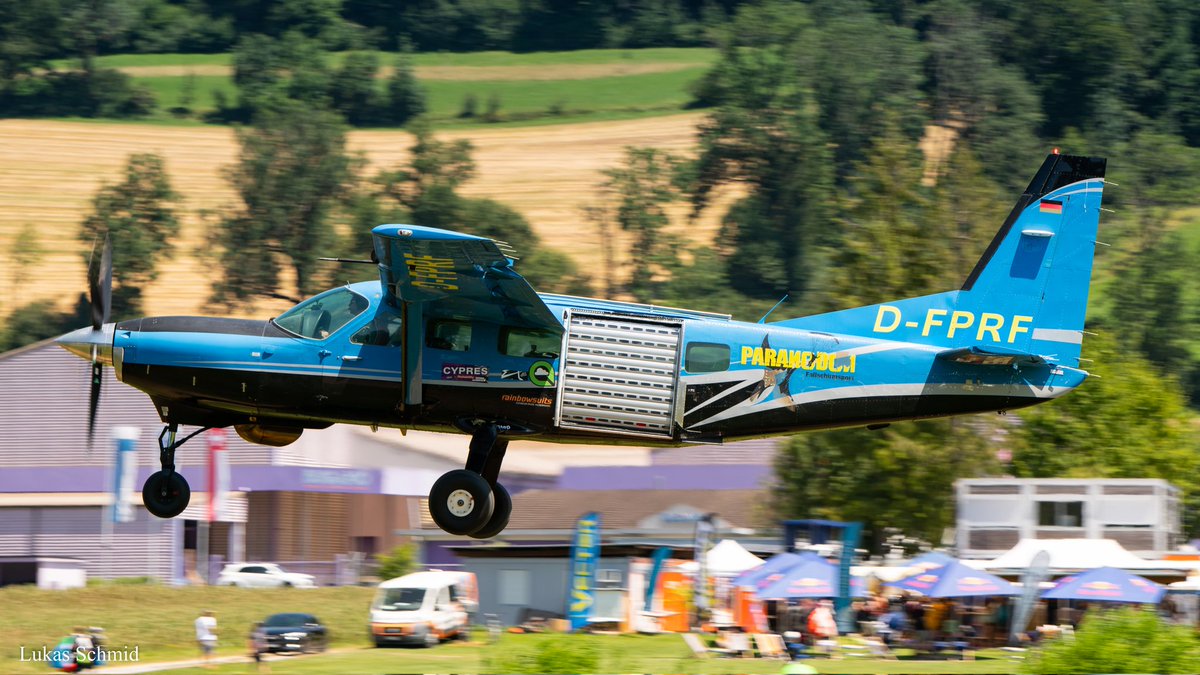 aviation_schmid's tweet photo. 《HellaHerb Skydive Festival》

Paranodon Fallschirmsport / Cessna 208 Caravan / D-FPRF / LSZO - 16.7.22

#AvGeek #planespotting #planes #planespotter #aviation #aviationphotography #spotting #LSZO #beromünster #skydive #dfprf #cessna208 https://t.co/xX2np3X10J