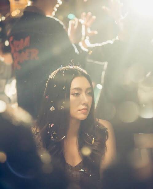 patchrinnada's tweet photo. และแล้วเพลงนี้ก็ดันเข้ากับชีเบลเฉยเลย MV.เพลง ซ่อนกลิ่น-ปาล์มมี่ เราไม่รู้หรอกว่านางจะทำใจได้มั้ย? หรืออาจจะไม่คิดอะไรแล้วก็ได้ แต่สำหรับชั้น... ชั้นเศร้าว่ะ รักและเป็นกำลังใจให้เบลล่าเสมอ❤️ #เบลล่าราณี #ซ่อนกลิ่น https://t.co/coR3BYcEh4