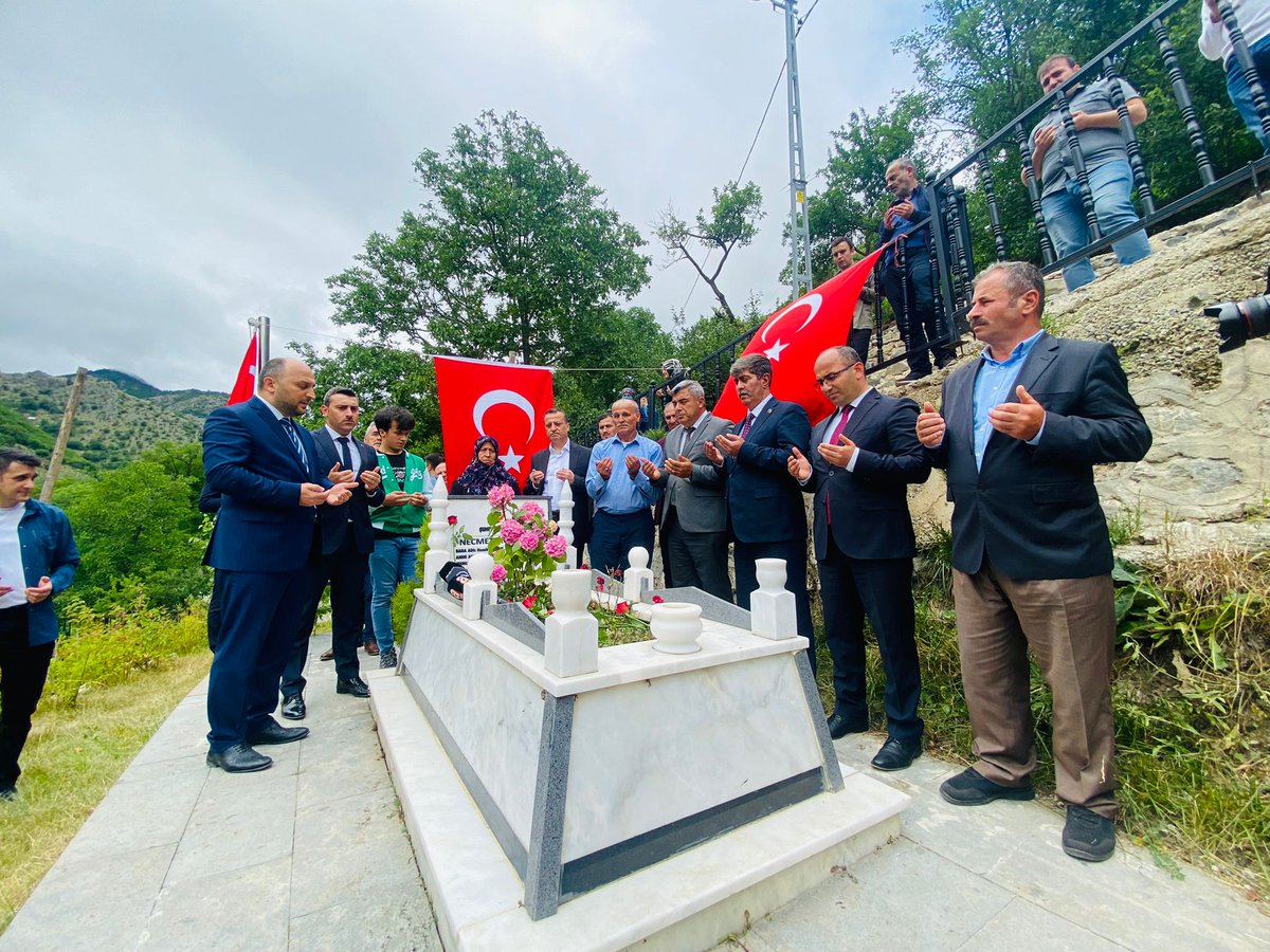 torulmem's tweet photo. Şehit Öğretmenimiz Necmettin Yılmaz, vefatının 5. yıldönümünde şehidimizin ailesi ve Valimiz Sayın Kamuran TAŞBİLEK'in  katılımıyla kabri başında anıldı. https://t.co/Z68YEmParc