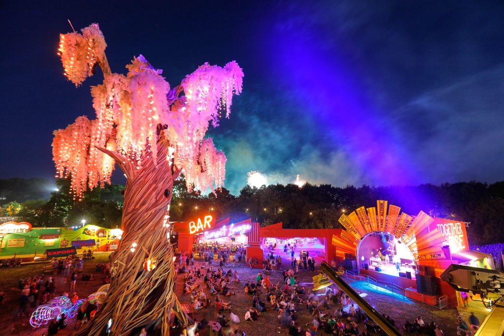 bailesandlight's tweet photo. Greenpeace Field at Glastonbury. Photo by: Alex Stoneman. Read about our work on the Rave Tree &amp; Sun Stage this year! 
https://t.co/XqAJr79z4t https://t.co/7GNibysUhk