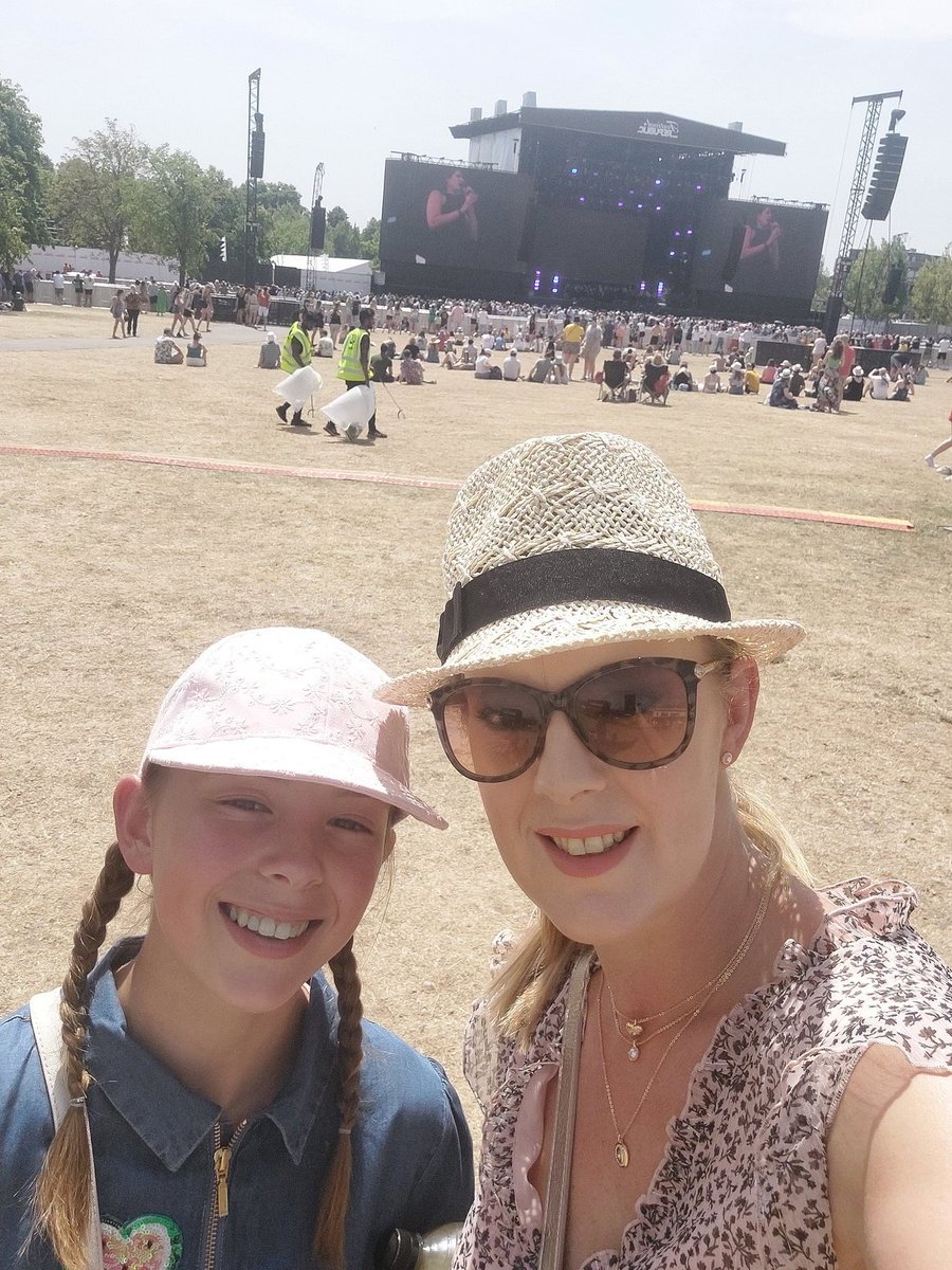 PKermotschuk's tweet photo. Phoebe's birthday treat 🥳 @george_ezra #goldrushkid #FinsburyPark #hot 🥵 https://t.co/docfKynhKV