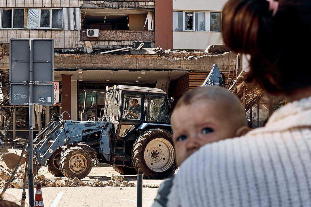 MFA_Ukraine's tweet photo. Soulful eyes from Mykolaiv, #Ukraine. The city has been living under #Russia’s constant missile attacks for months. 

📸 libkos

#StandWithUkraine️
Stop #RussianWarCrimes https://t.co/2rcfelnpsf