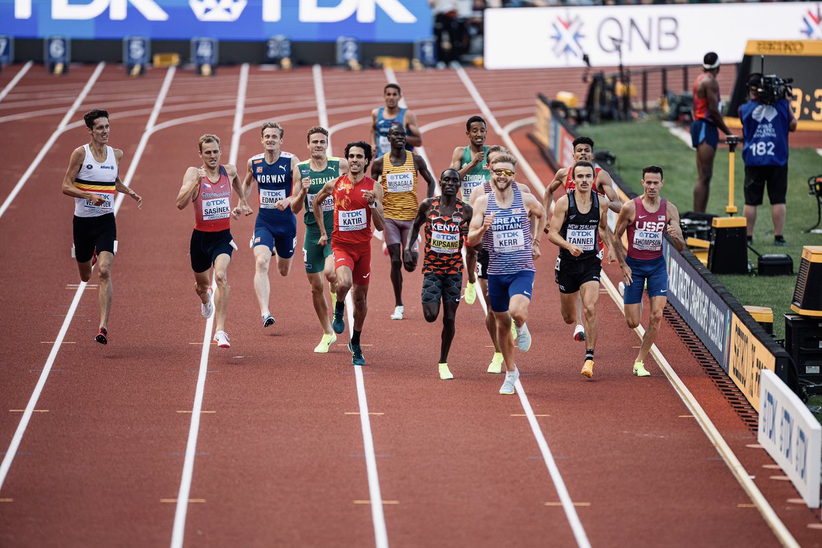 Por si queréis ver una foto de verdad de ese momento. Con el coste (material y personal) que ello conlleva. Gracias a los fotógrafos por apostar por venir aquí. En este caso, <a href="/Meumann/">Daniel Meumann</a> de <a href="/sportmedia_es/">sportmedia.agency</a>.

#CORREDOR\ #WorldAthleticsChamps