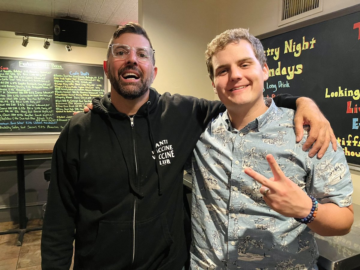 BledsoePodcast's tweet image. What an awesome night at the @dojoofcomedy! So much fun hanging with @fatdragonpro, @MFTICpodcast and Kurt, our awesome friend and patron. Can’t wait to do it again sometime. 😜✨