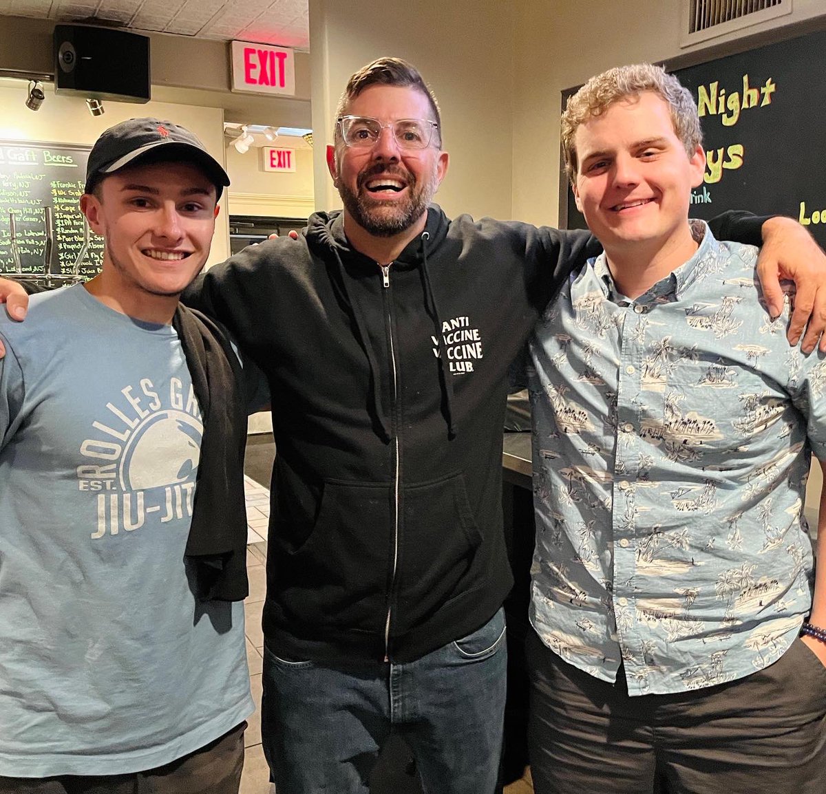 BledsoePodcast's tweet image. What an awesome night at the @dojoofcomedy! So much fun hanging with @fatdragonpro, @MFTICpodcast and Kurt, our awesome friend and patron. Can’t wait to do it again sometime. 😜✨