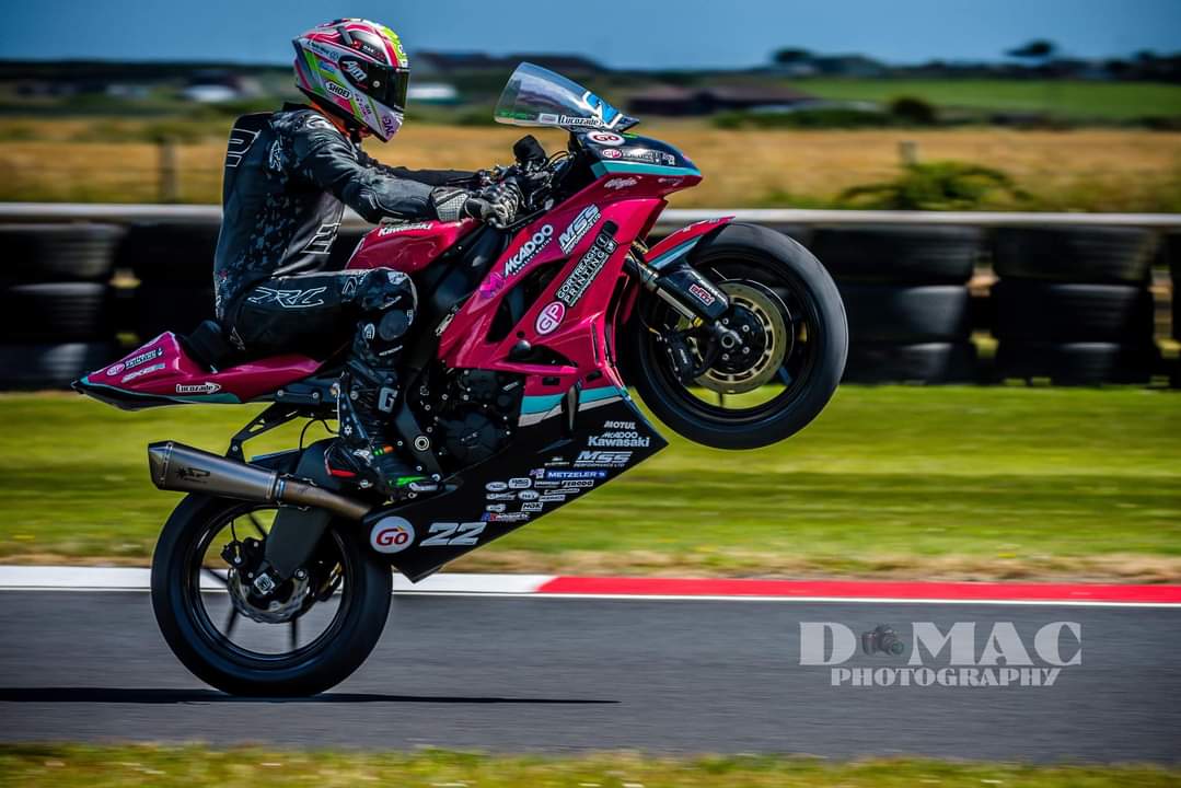 McAdooRacing's tweet image. Wheelie great day on Saturday! Eunan was unbeaten on the 600 and Twin #fastrider @MSSPerformance @SparkExhaust @UKTeamGreen @helperformance @SamcoSport @GBRacingEU @pfmbrakes @EvotechRaceTeam @speedycom @LucozadeEnergy @LucozadeIreland